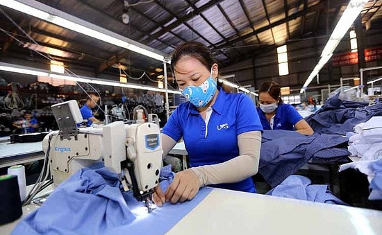 Đức hỗ trợ công nhân dệt may Việt Nam vượt COVID-19