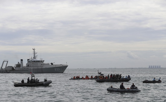 Các lực lượng Indonesia hoạt động hết công suất tìm kiếm máy bay bị rơi xuống biển