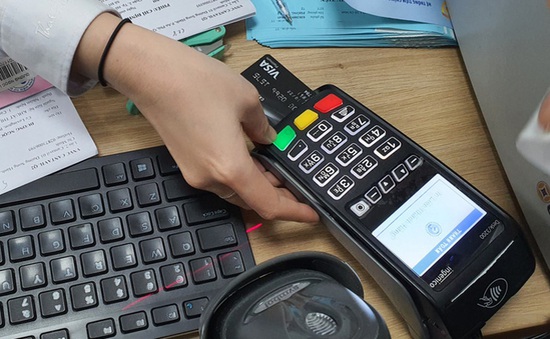 Cảnh báo dịch vụ rút tiền đảo nợ thẻ tín dụng “chui”