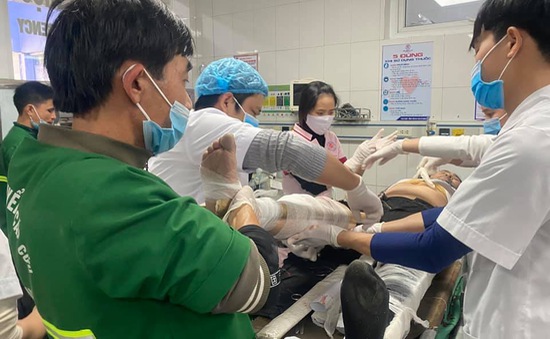 (Cập nhật) Vụ rơi thang thi công ở Nghệ An: 3 người tử vong, UBND tỉnh chỉ đạo dồn toàn lực cứu các công nhân bị thương