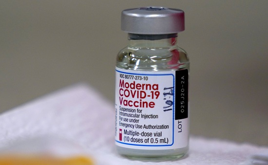 Muốn tăng tốc độ tiêm chủng, Mỹ tính giảm nửa liều lượng tiêm vaccine Moderna