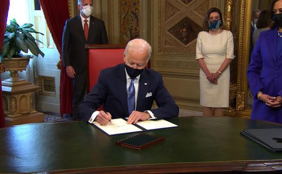 Tân Tổng thống Mỹ Joe Biden ký hàng loạt sắc lệnh hành pháp