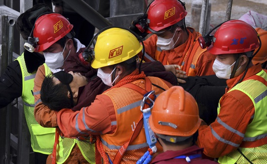Cứu hộ thành công 11 công nhân đầu tiên trong vụ sập mỏ vàng ở Trung Quốc cách đây 2 tuần