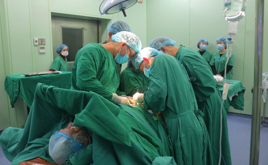 Phẫu thuật cầu nối động mạch bằng mạch nhân tạo cho bệnh nhân cao tuổi