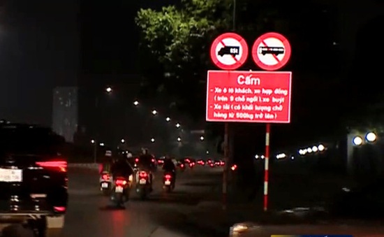 Tháo dỡ biển cấm xe trên đường Lê Quang Đạo