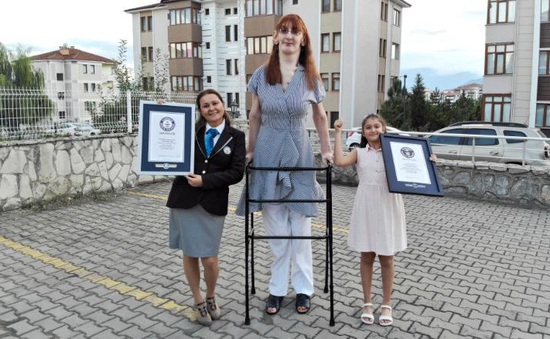 Kỷ lục Guinness xác nhận người phụ nữ cao nhất thế giới ở Thổ Nhĩ Kỳ