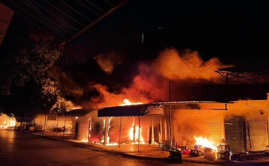 Cháy lớn chợ Núi Đèo ở Hải Phòng, nhiều ki ốt bị thiêu rụi