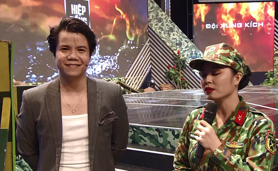 Ca sĩ Đinh Mạnh Ninh đối mặt với thử thách hít xà đơn trong "Chúng tôi chiến sĩ"