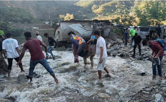 Lũ lụt và sạt lở đất cuốn trôi nhà cửa, khiến hơn 150 người thiệt mạng ở Ấn Độ và Nepal