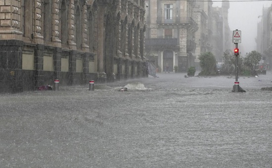 Mưa bão lớn gây lũ lụt nghiêm trọng ở Sicily, ít nhất 2 người thiệt mạng