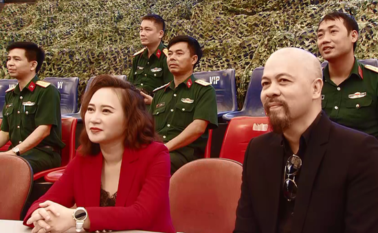 NSƯT Đức Hùng, ca sĩ Khánh Linh hào hứng tham gia thử thách cùng các chiến sĩ