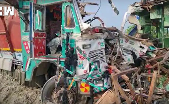 Xe bus đâm xe tải tại Ấn Độ khiến 14 người thiệt mạng, hàng chục người bị thương