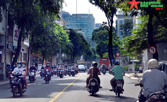 Người dân TP Hồ Chí Minh trở lại với nhịp sống bộn bề lo toan sau 4 tháng nghỉ dịch