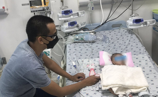 Cứu sống bé 3 tháng tuổi mắc COVID-19 nặng kèm tim bẩm sinh