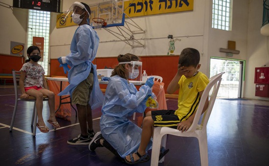 Israel tiêm vaccine ngừa COVID-19 của Pfizer-BioNTech cho trẻ từ 5-11 tuổi