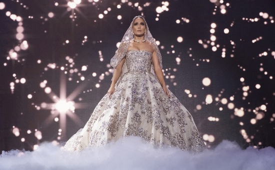 52 tuổi, Jennifer Lopez diện váy cưới lộng lẫy trong trailer Cưới em đi