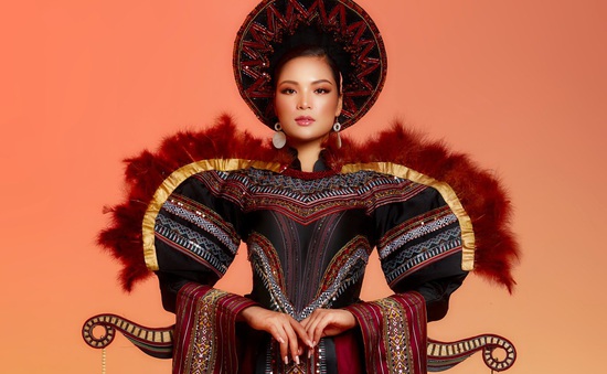 Đại diện Việt Nam trình làng trang phục truyền thống dự thi Miss Earth 2021
