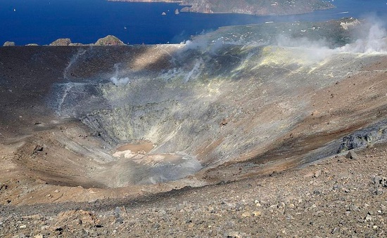Hàng trăm người trên đảo Vulcano phải sơ tán tránh khí độc gây chết người của núi lửa