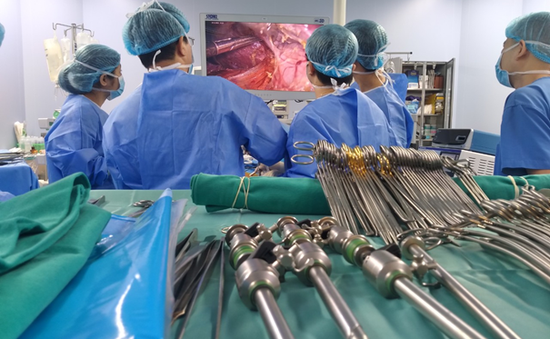 Lần đầu tiên tại Việt Nam: Phẫu thuật nội soi lấy mảnh ghép gan từ người hiến sống ghép gan thành công