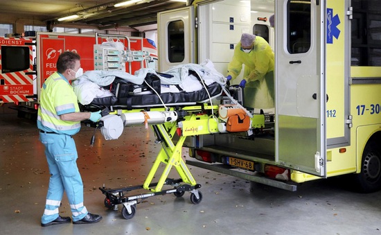 Bệnh viện quá tải, Hà Lan chuyển bệnh nhân COVID-19 sang Đức điều trị