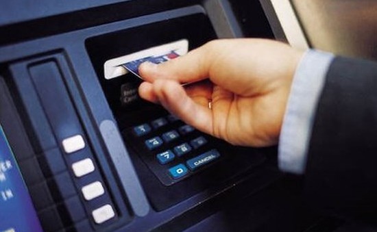 Thẻ từ ATM bị “khai tử” sau 31/12, khách hàng cần lưu ý gì?