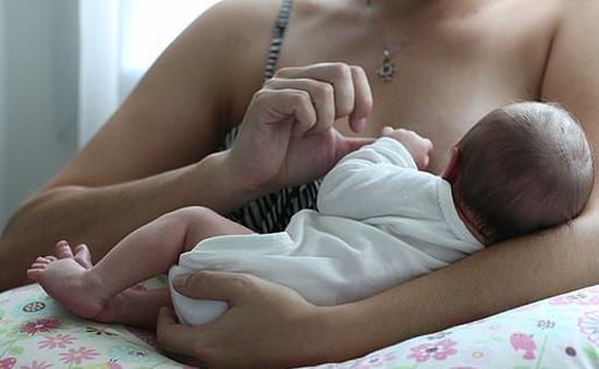 Trẻ sơ sinh có thể miễn dịch thụ động khi mẹ từng mắc COVID-19