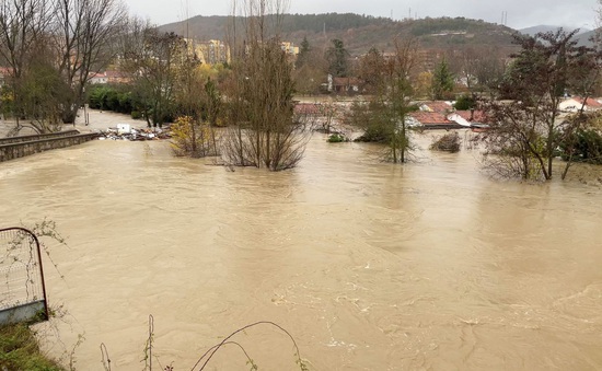 Bão Barra tràn xuống miền Bắc Tây Ban Nha gây lũ lụt nghiêm trọng