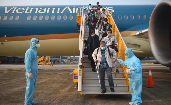 Mở lại bay quốc tế: Phải chờ hướng dẫn y tế đối với khách nhập cảnh
