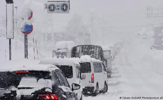 Nhật Bản hủy hơn 100 chuyến bay do tuyết rơi dày