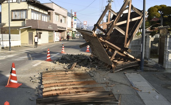 Vẫn còn dư chấn mạnh sau trận động đất ở Nhật Bản, số người bị thương tăng lên hơn 100