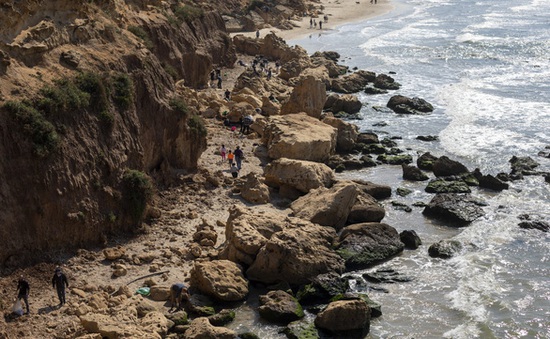 Israel đóng cửa toàn bộ bãi biển Địa Trung Hải do sự cố tràn hắc ín