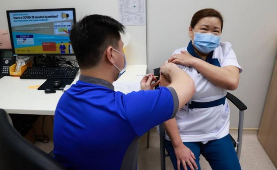 Singapore bắt đầu tiêm vaccine COVID-19 cho lái xe