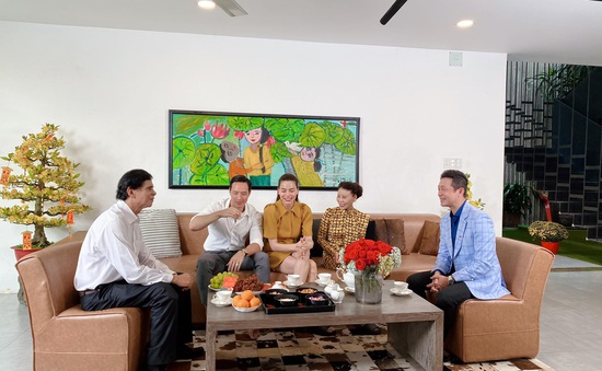 Hồ Ngọc Hà cùng cả nhà "xông đất" VTV, nói về hạnh phúc