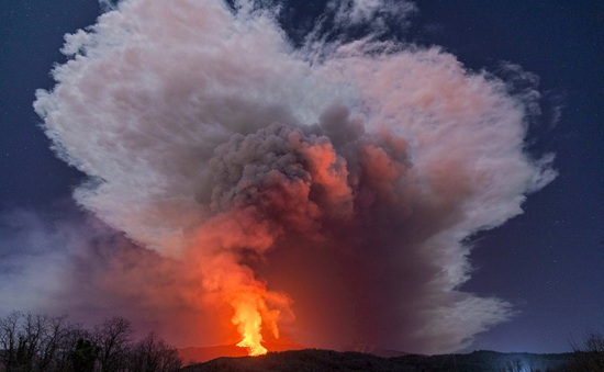 Núi lửa cao nhất châu Âu Etna “thức giấc"