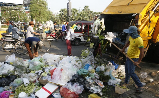Campuchia tiêm phòng miễn phí​ cho người thu gom rác tại thủ đô