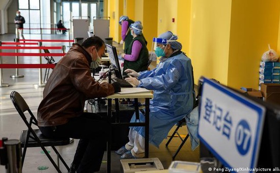 Trung Quốc đi đầu trong việc cấp hộ chiếu vaccine du lịch