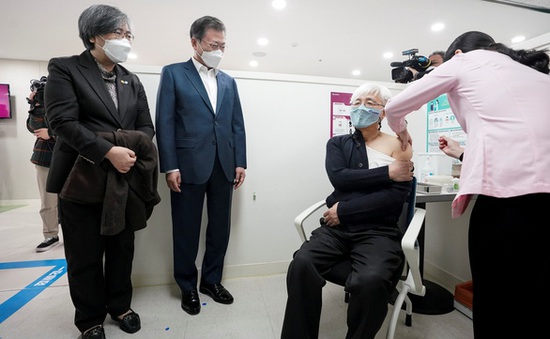 Hàn Quốc bắt đầu chiết thêm liều từ vaccine còn sót trong lọ