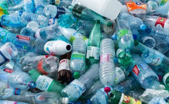 50.000 người Indonesia kiến nghị dán cảnh báo về chất độc hại trong bình nước nhựa