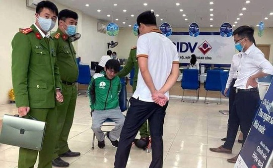Bắt người đàn ông giả làm tài xế Grab mang súng vào cướp ngân hàng BIDV ở Hà Nội