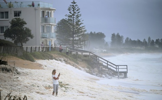 Mưa lớn gây lũ lụt kỷ lục, người dân Australia đi sơ tán hàng loạt