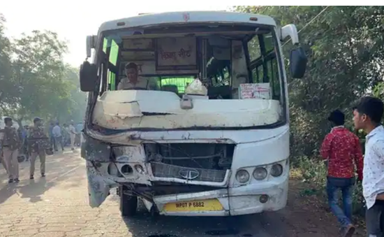 Va chạm nghiêm trọng giữa xe bus và xe lam ở Ấn Độ, 13 người thiệt mạng
