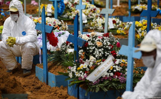 Brazil "tái sử dụng" mộ cũ để chôn người tử vong vì COVID-19