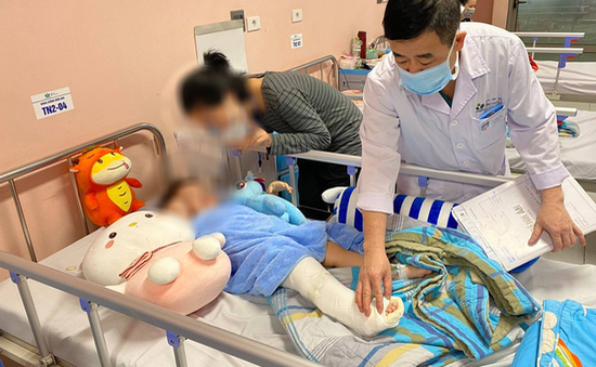 Diễn biến sức khỏe mới nhất của bé gái rơi từ tầng 13 chung cư ở Hà Nội