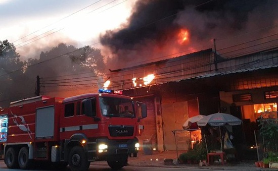 Cháy lớn thiêu rụi 5  ki-ốt và 1 nhà dân