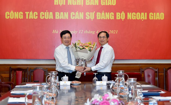 Phó Thủ tướng Phạm Bình Minh chúc mừng tân Bộ trưởng Bộ Ngoại giao Bùi Thanh Sơn