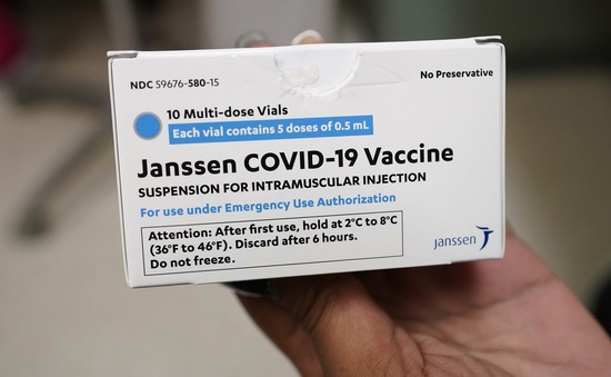Johnson & Johnson hoãn giao vaccine cho châu Âu