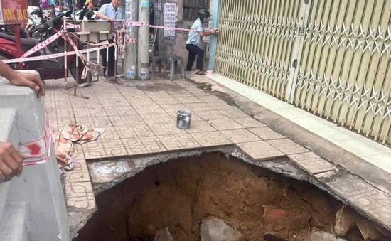 Hố "tử thần" bất ngờ xuất hiện tại TP Hồ Chí Minh