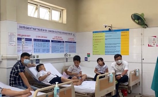 Hàng chục học sinh tiểu học nhập viện cấp cứu vì ngộ độc "chất nhờn ma quái"