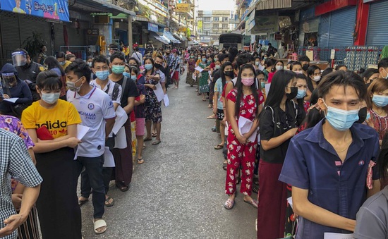 Số ca mắc mới tăng khủng hoảng, Thái Lan phạt nặng người không đeo khẩu trang