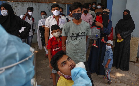 Ấn Độ ngày thứ 5 liên tiếp có số ca mắc mới cao kỷ lục, Philippines vượt mốc 1 triệu người nhiễm COVID-19